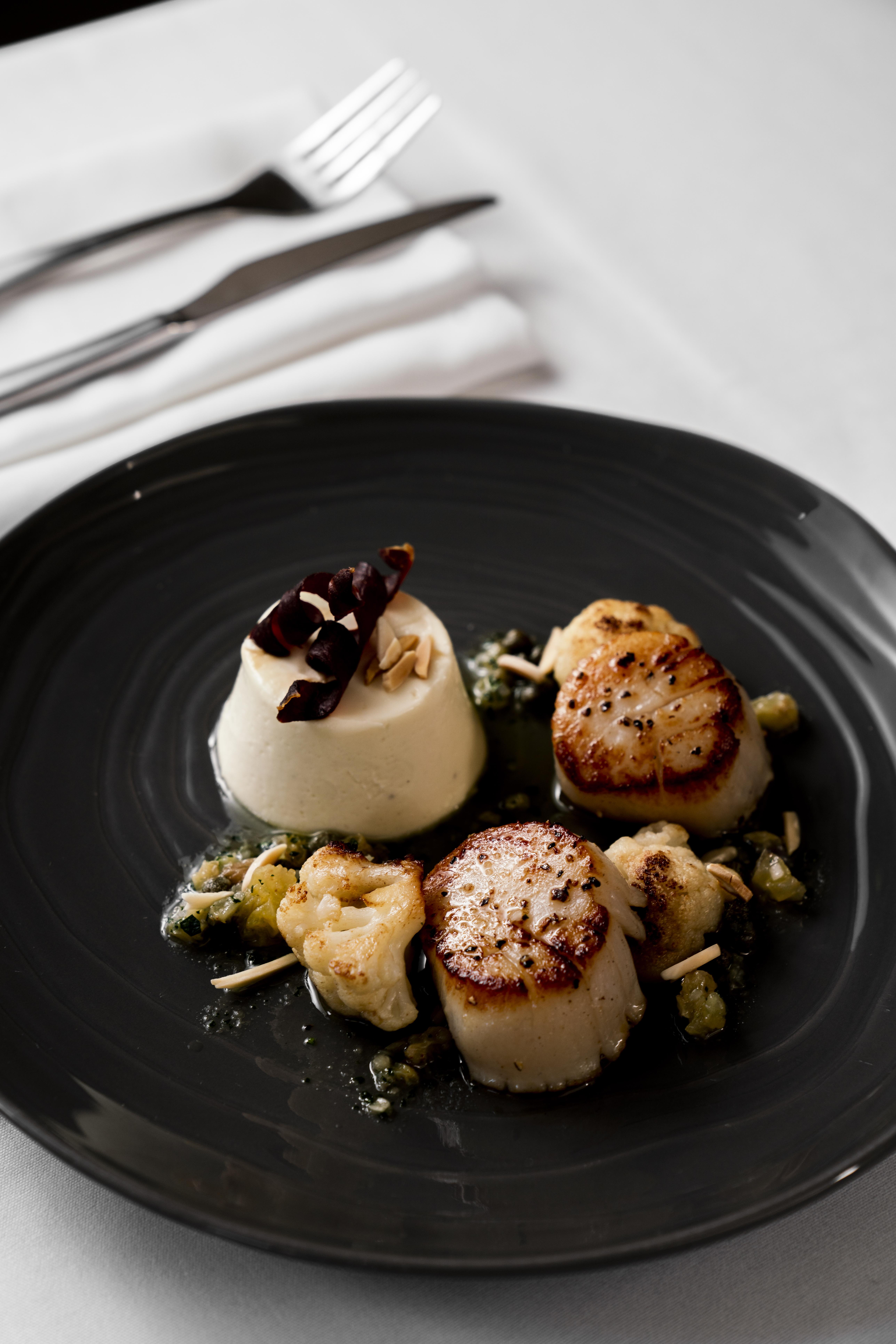 The Point Brisbane Hotel Exteriér fotografie Scallops with a white chocolate sauce