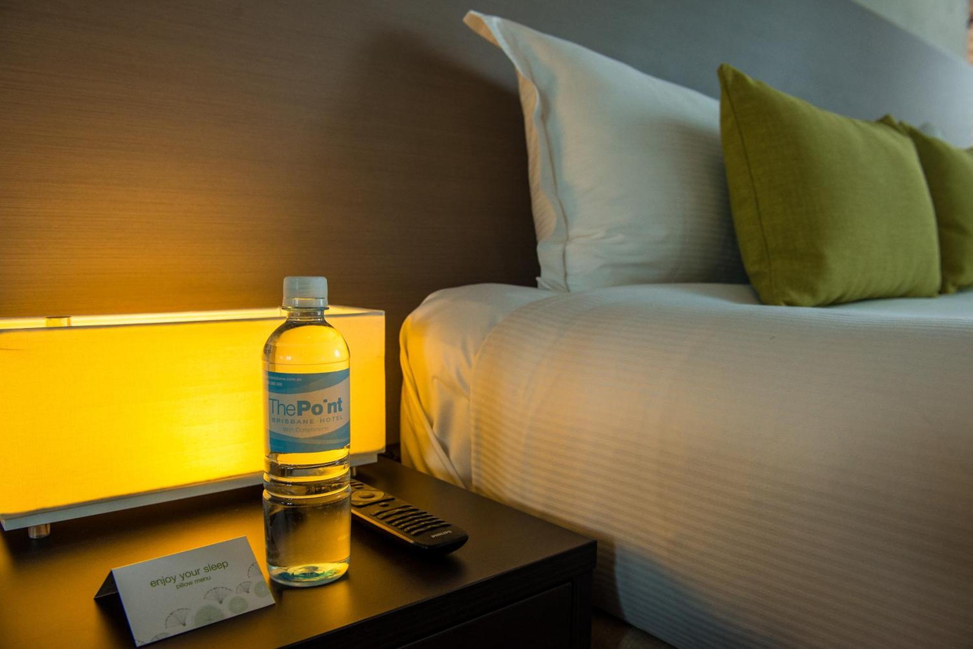 The Point Brisbane Hotel Exteriér fotografie A bottle of water on a bedside table