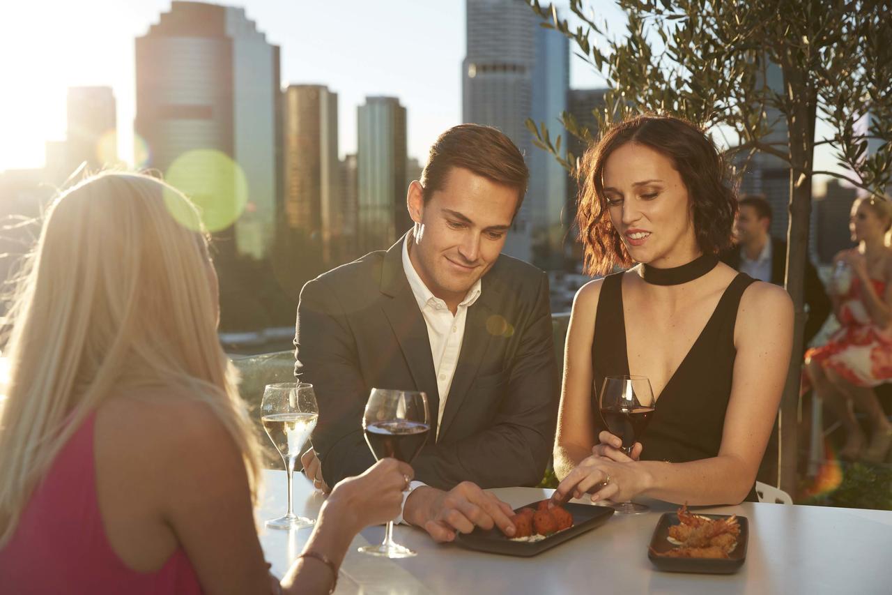 The Point Brisbane Hotel Exteriér fotografie A couple dining at a restaurant
